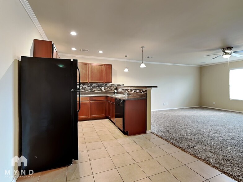 Building Photo - 3504 E Gillette St