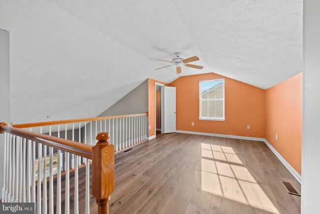 Building Photo - 8833 Hawthorne Ct