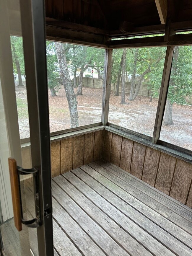 Building Photo - Convenient Northeast location!