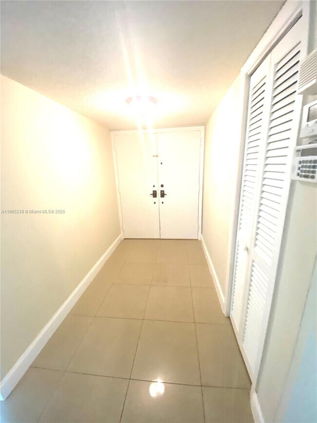 Building Photo - 13953 Kendale Lakes Cir
