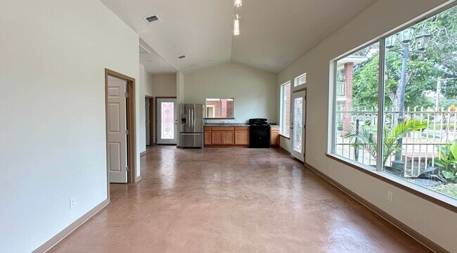 Building Photo - Gorgeous 1/1 Home Available for Immediate Move In!