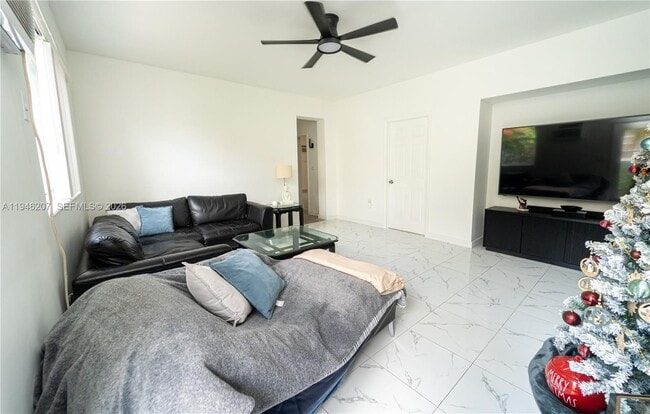 Building Photo - 919 SW 25th Ave