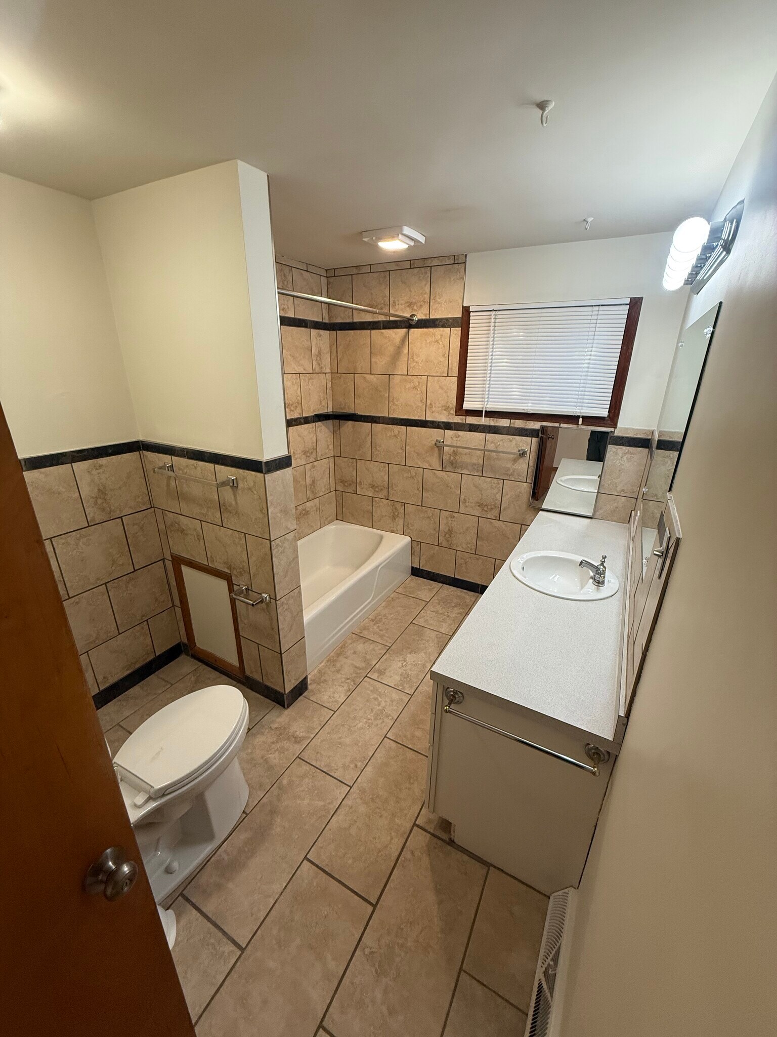 Newly updated full bathroom with tub - 757 Southeast Ave