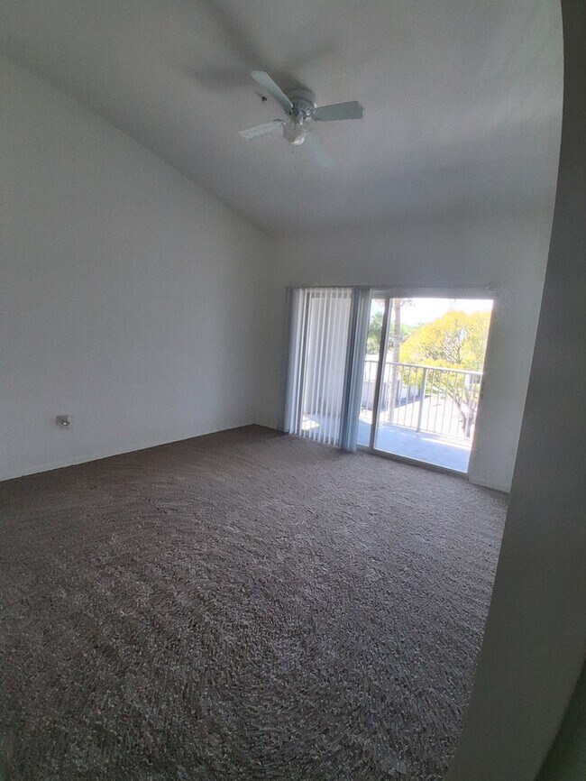 Building Photo - Cozi, breezy condo unit.