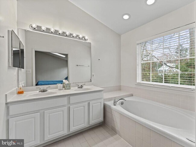 Building Photo - 8873 Royal Doulton Ln