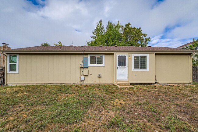 Building Photo - Fully Renovated Home in the Heart of Louis...