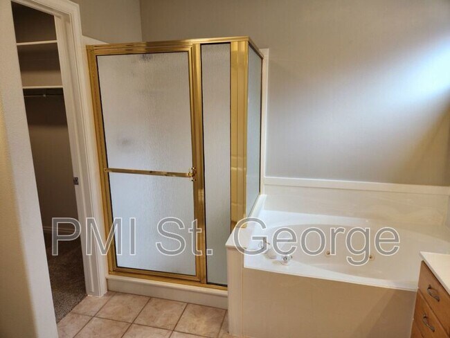 Building Photo - 545 S Valley View Dr