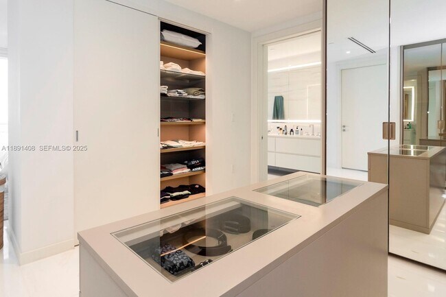 Building Photo - 300 Biscayne Blvd Way