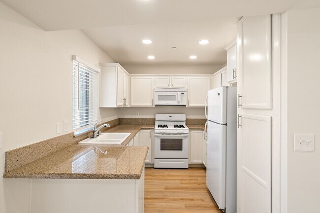 Building Photo - 2 Bedroom 1.5 Bath townhouse with private balcony and 2 car garage