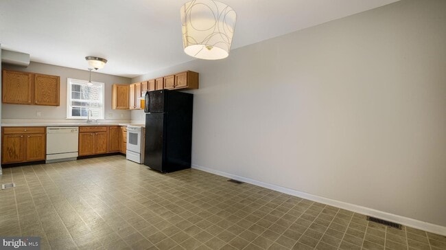 Building Photo - 24 Duttonview Dr