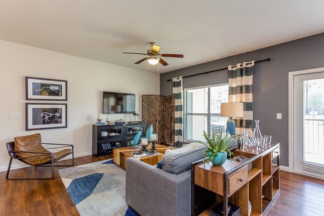 Building Photo - Spacious Living + 4 Weeks Free