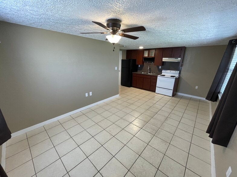 Building Photo - 1221 W Pierce St