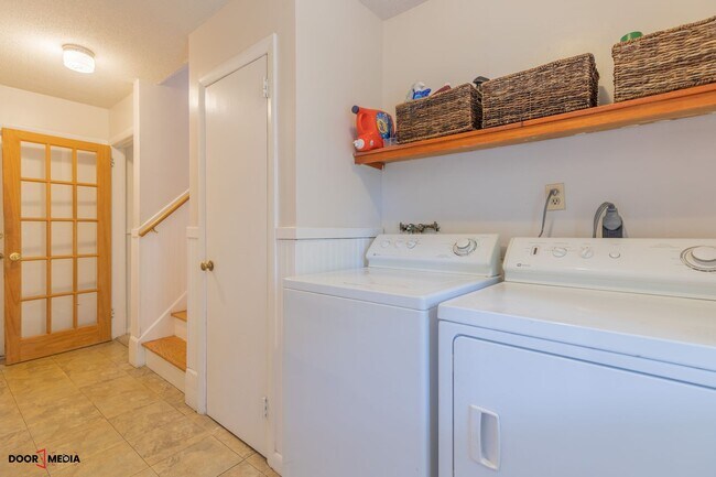 Building Photo - Short Term Furnished Rental -3 Bedroom Spl...