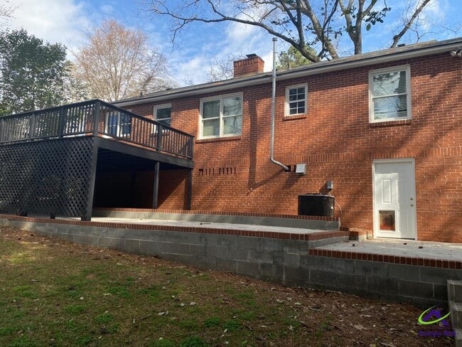 Building Photo - 2740 Northwoods Dr S