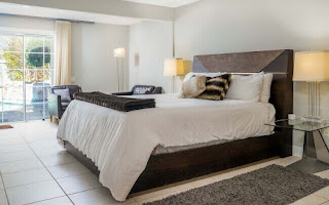 Building Photo - Racquet Club West, FURNISHED, Seasonal OR Long Term