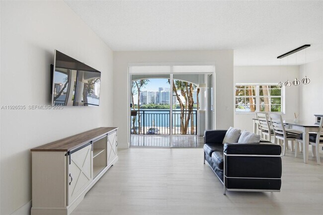 Building Photo - 3255 NE 184th St