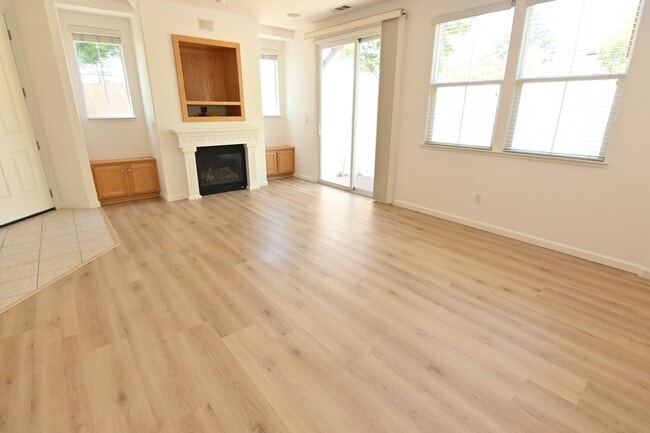 Building Photo - 6391 Sussex Ct