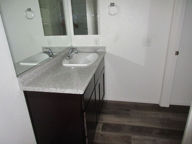 Building Photo - 1 Bedroom Remodeled located in Latigo!