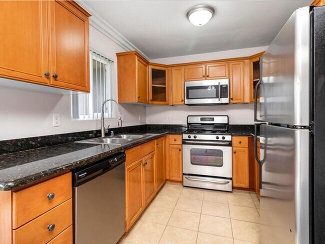 Building Photo - Beautiful Upper Level Condominium Home