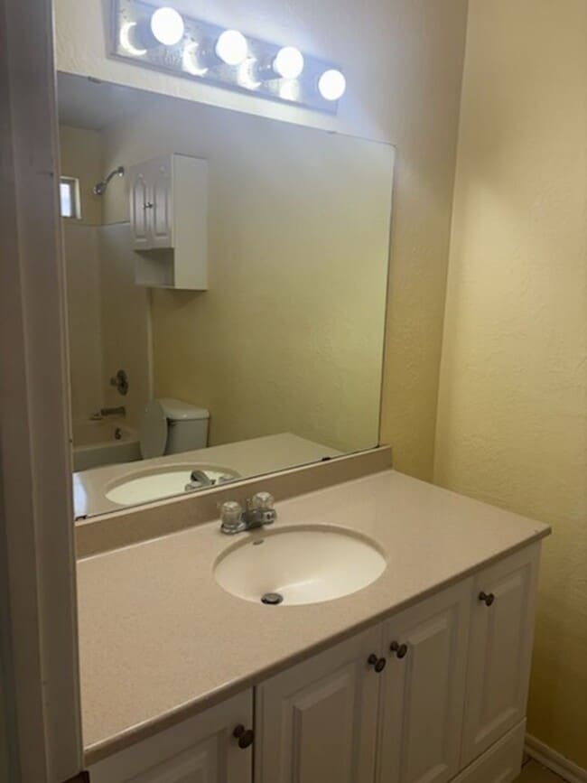 Building Photo - Charming Duplex $450.00 Off the first full Month's rent