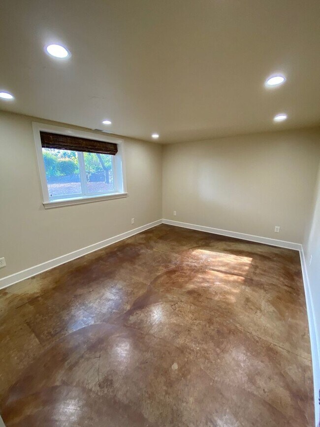 Building Photo - 5bd/5ba +HUGE BARN & SHOP - Absolutely LUX...