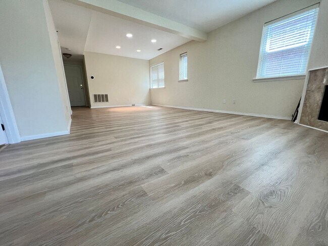 Building Photo - Stunning 1-Bedroom Apartment on the Main Line! Available Mid-October!