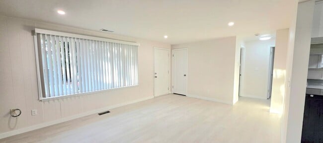 Building Photo - North Seattle/ Shoreline 2 Bedroom + Bonus Room 1BA House