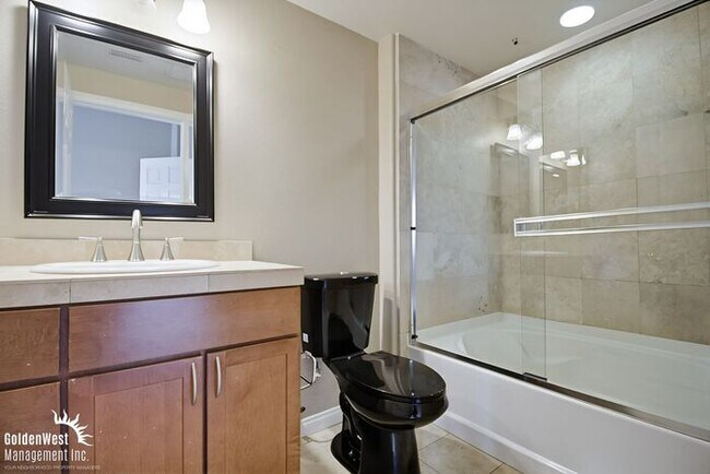 Building Photo - Modern 2Bdm 2Ba Condo in the Heart of Bankers Hill - MI Special