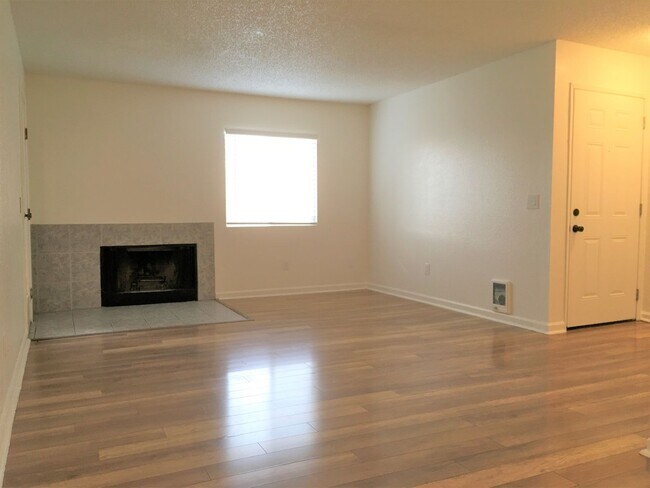 Building Photo - SPACIOUS 2 BEDROOM / 2 BATHROOM CONDO AVAILABLE $1,650.00 PER MONTH