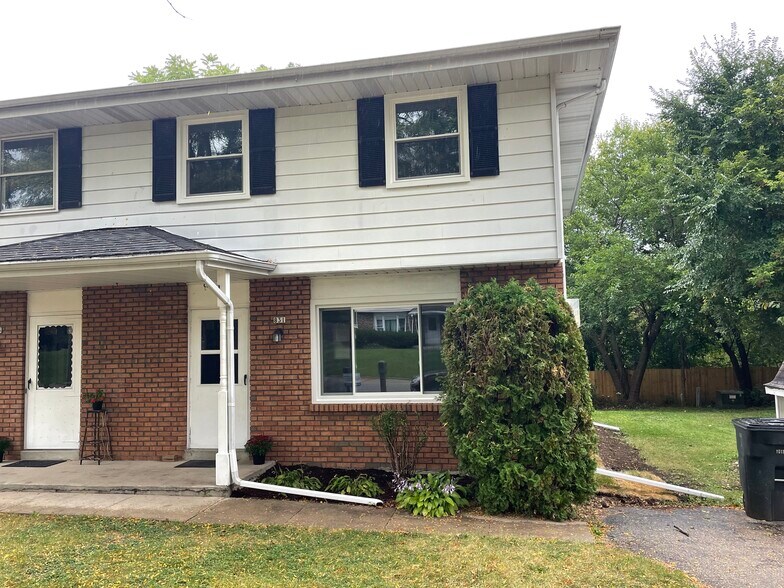 Building Photo - 831 Badger Ln