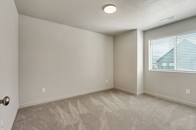Building Photo - 3 Bedroom 2.5 Bathroom Home in Eagle Mountain!