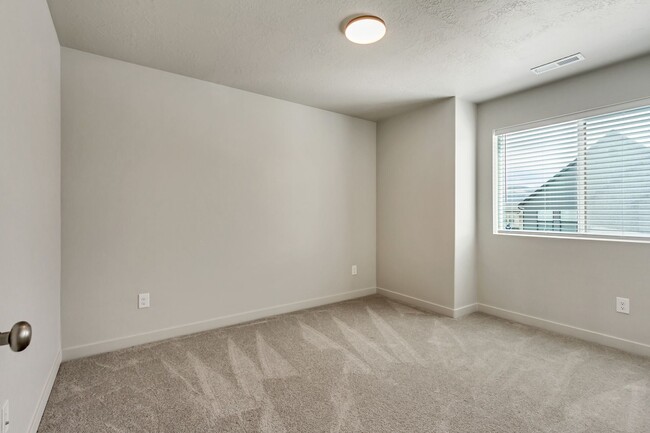 Building Photo - 4 Bedroom 3 Bathroom Home in Eagle Mountain!