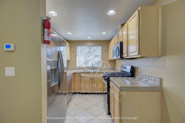 Building Photo - Heart of Roseville, 3 bedroom townhome wit...