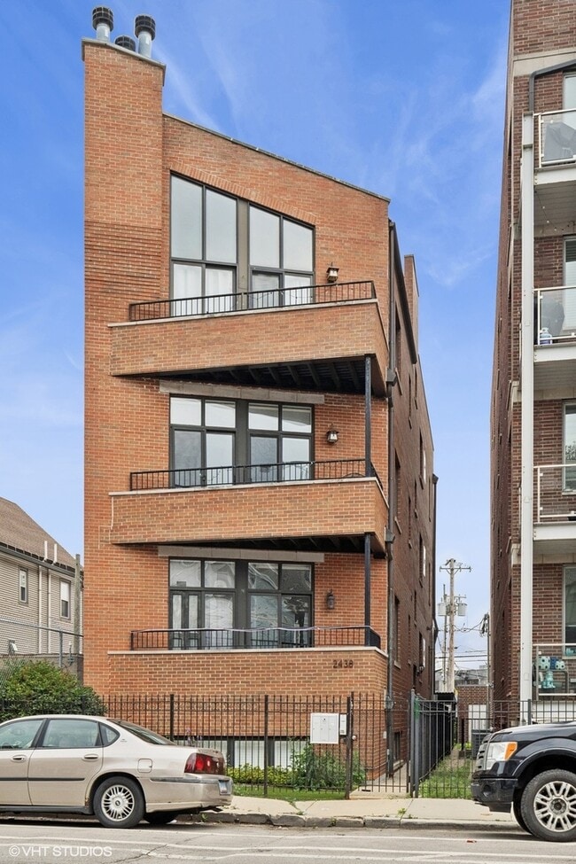 Primary Photo - 2438 N Clybourn Ave