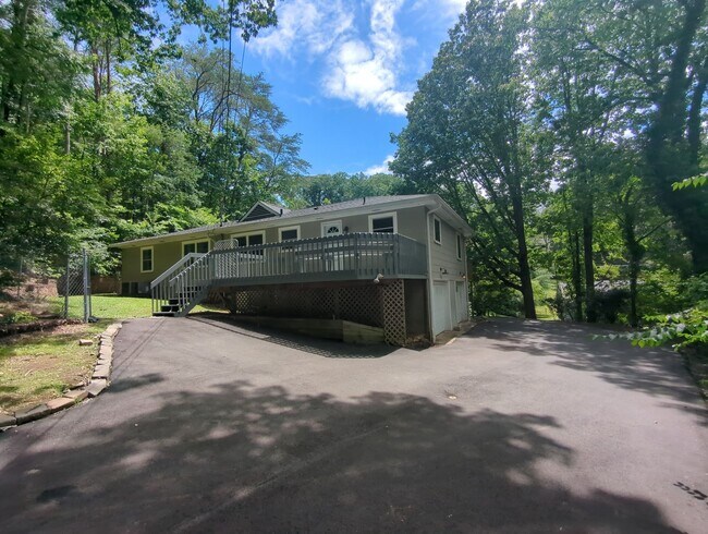 Building Photo - 1800 Glenroy Ave