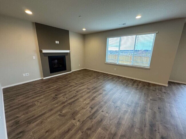 Building Photo - Beautiful, 5-Bedroom Camas Home