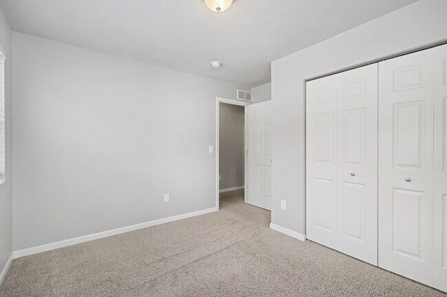 Building Photo - Outstanding Neighborhood in Saugatuck for Long Term Lease!