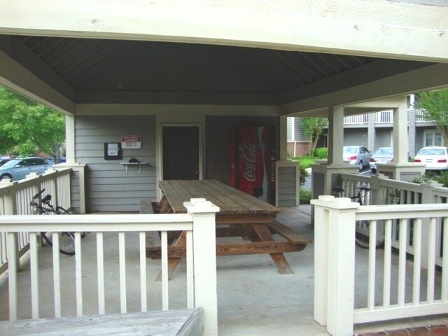 Building Photo - Mill Creek - Updated 2br 2ba garden-style ...