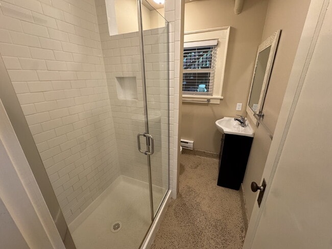 Building Photo - 1 Bedroom SW Portland / Large Backyard / Easy Access to OHSU and Downtown