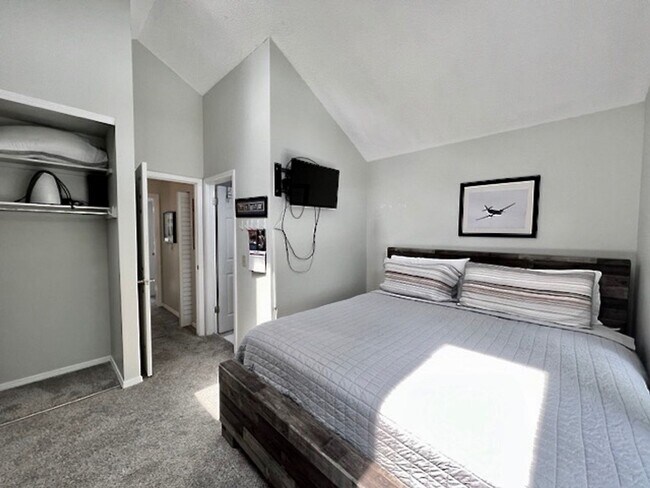 Building Photo - FURNISHED Two Bedroom Two Bath Condo on th...