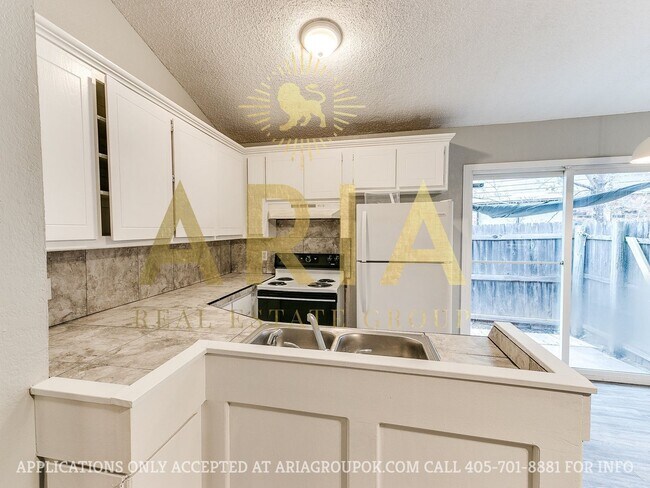 Building Photo - 3 Bed/1.5 Bath Duplex in West Norman! AVAI...