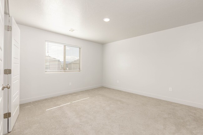 Building Photo - 4 bed | 2 1/2 bath | 2 car garage in Desert Canyon with washer/dryer/fridge