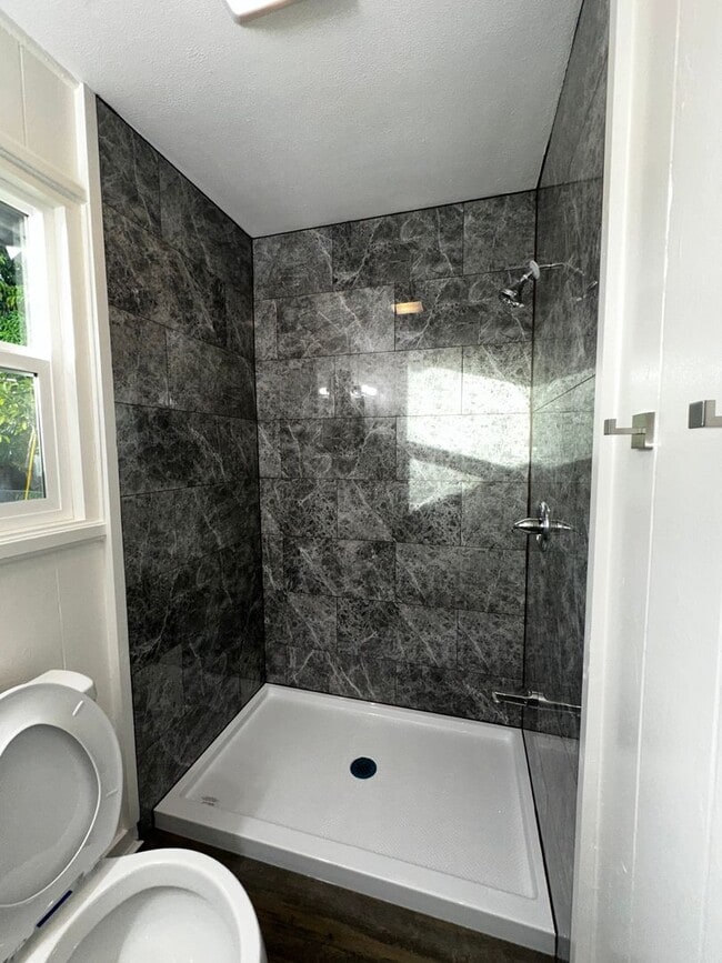 Building Photo - 1 bedroom duplex, fully renovated, 2 car parking