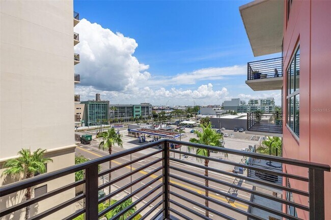 Building Photo - 1208 E Kennedy Blvd