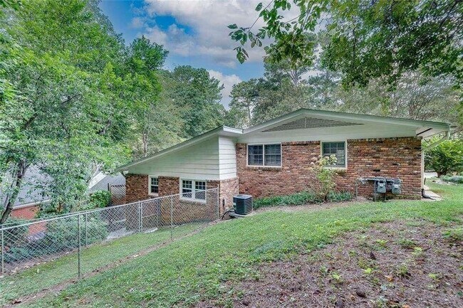 Building Photo - 801 Marstevan Dr NE