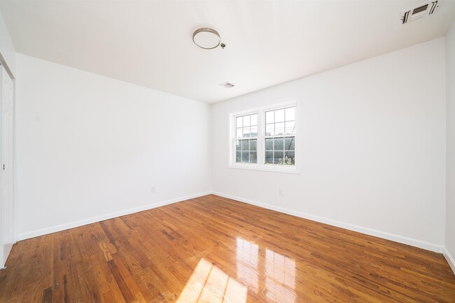 Building Photo - 524-526 4th St