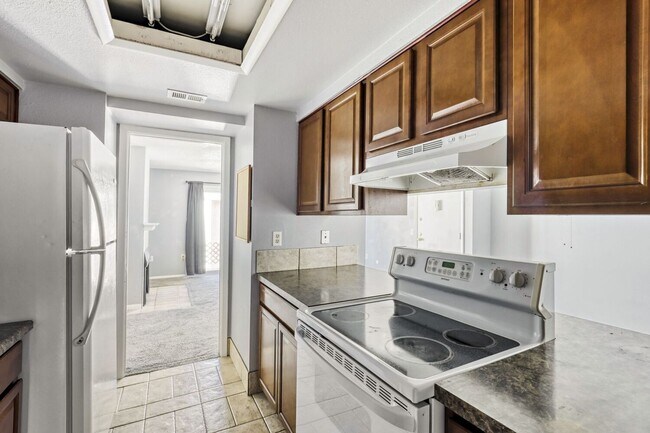 Building Photo - 1 MONTH FREE!! 2B/1B Upper Level Condo in Cottonwood Villas - Available NOW!