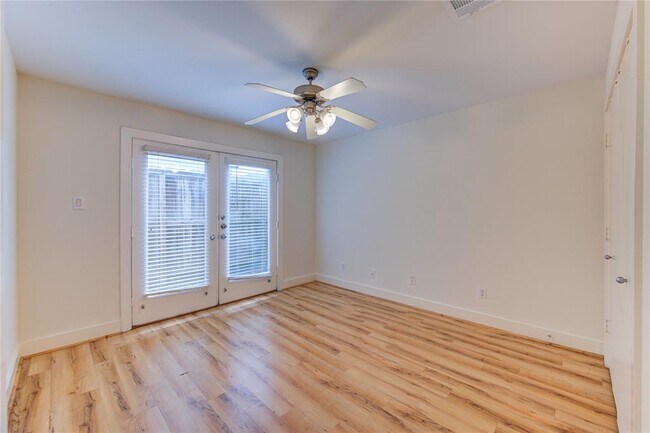 Building Photo - 8656 Meadowcroft Dr