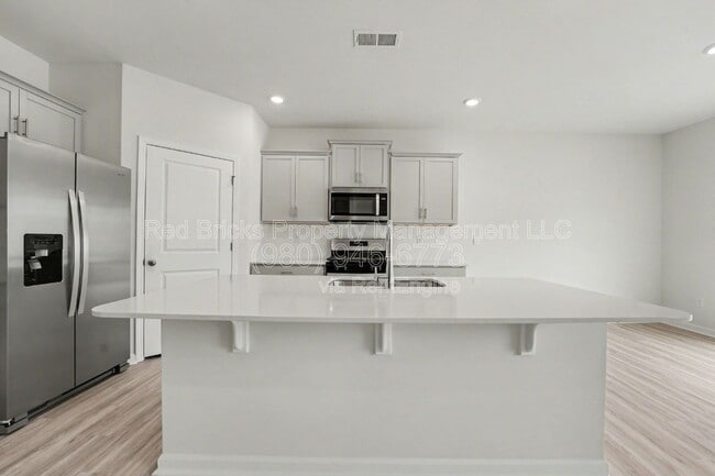 Building Photo - 136 Mdw Vw Dr