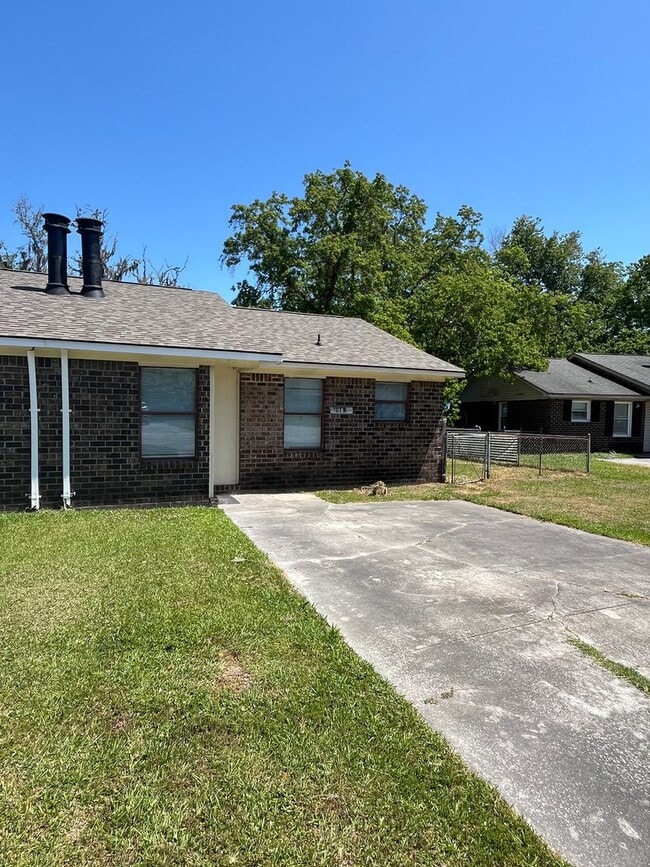 Building Photo - Charming 2 Bedroom